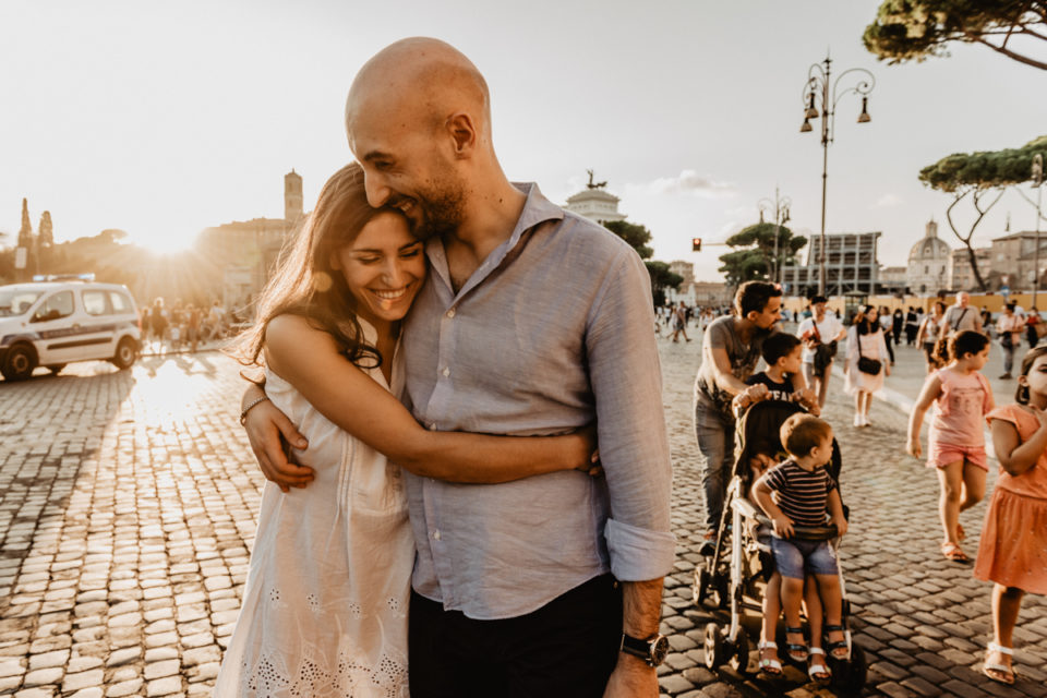Rome engagement session under the colosseum - fotografia di matrimonio - Servizio forografico di coppia a Roma sotto al Colosseo - Paola Simonelli Italian emotional and wedding photographer in Rome - Paola Simonelli fotografa di matrimoni a Roma