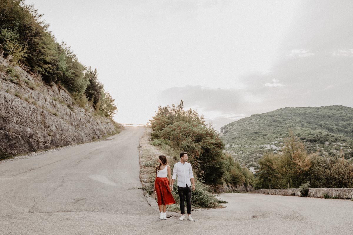 Servizio fotografico di coppia a Fondi per le strade della Montagna de "La Madonna della Rocca" - Paola Simonelli Fotografa di Matrimoni - Luciano e Serena